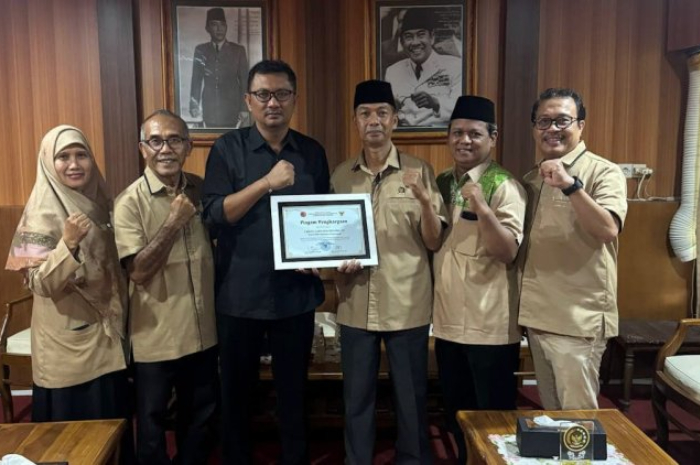 Ketua DPRD Banyuwangi Raih Penghargaan Tokoh Pelestari Semangat Juang 45