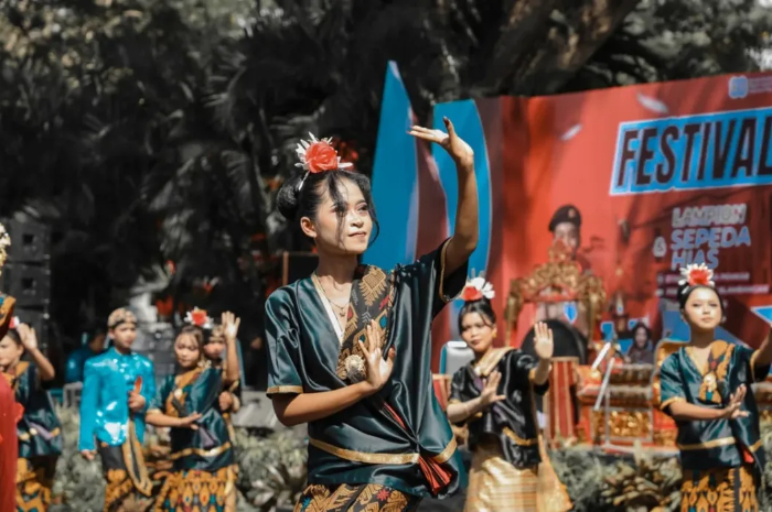 Ribuan Warga Padati Rute Karnaval Kebangsaan, Bhineka Tunggal Ika Menggema di Banyuwangi