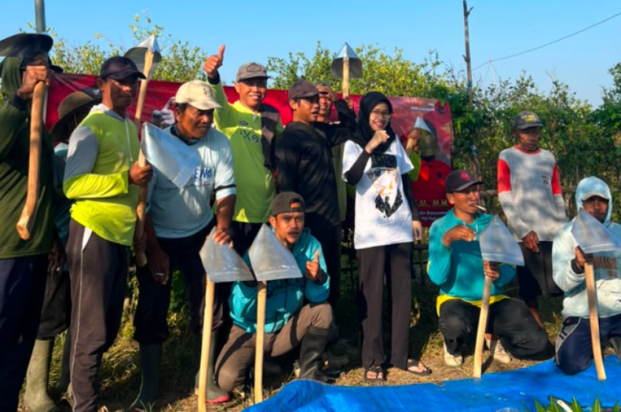 Peringatan Bulan Bung Karno, Anggota DPRD Banyuwangi Bagikan Alat Pertanian kepada Petani