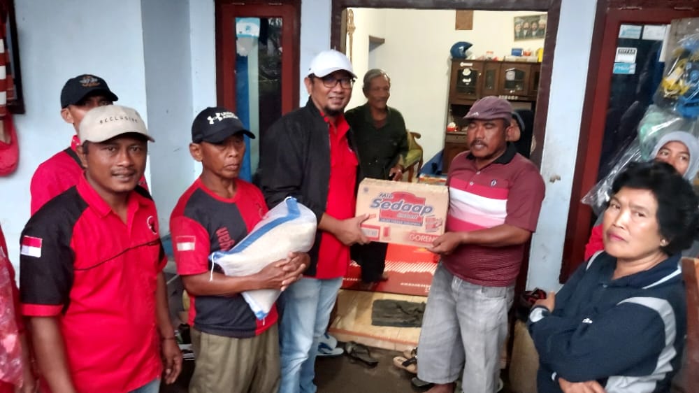 Ketua DPRD Banyuwangi Berikan Paket Sembako Pada Korban Banjir 