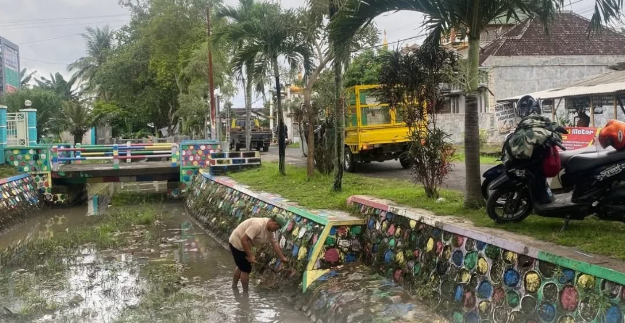 Jaga Kelancaran Air ke Sawah, Irigasi Pakistaji Kertosari Mendapat Perawatan Rutin