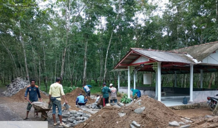 PT Bumi Suksesindo Beri Bantuan Infrastruktur Pavingisasi di Desa Kandangan