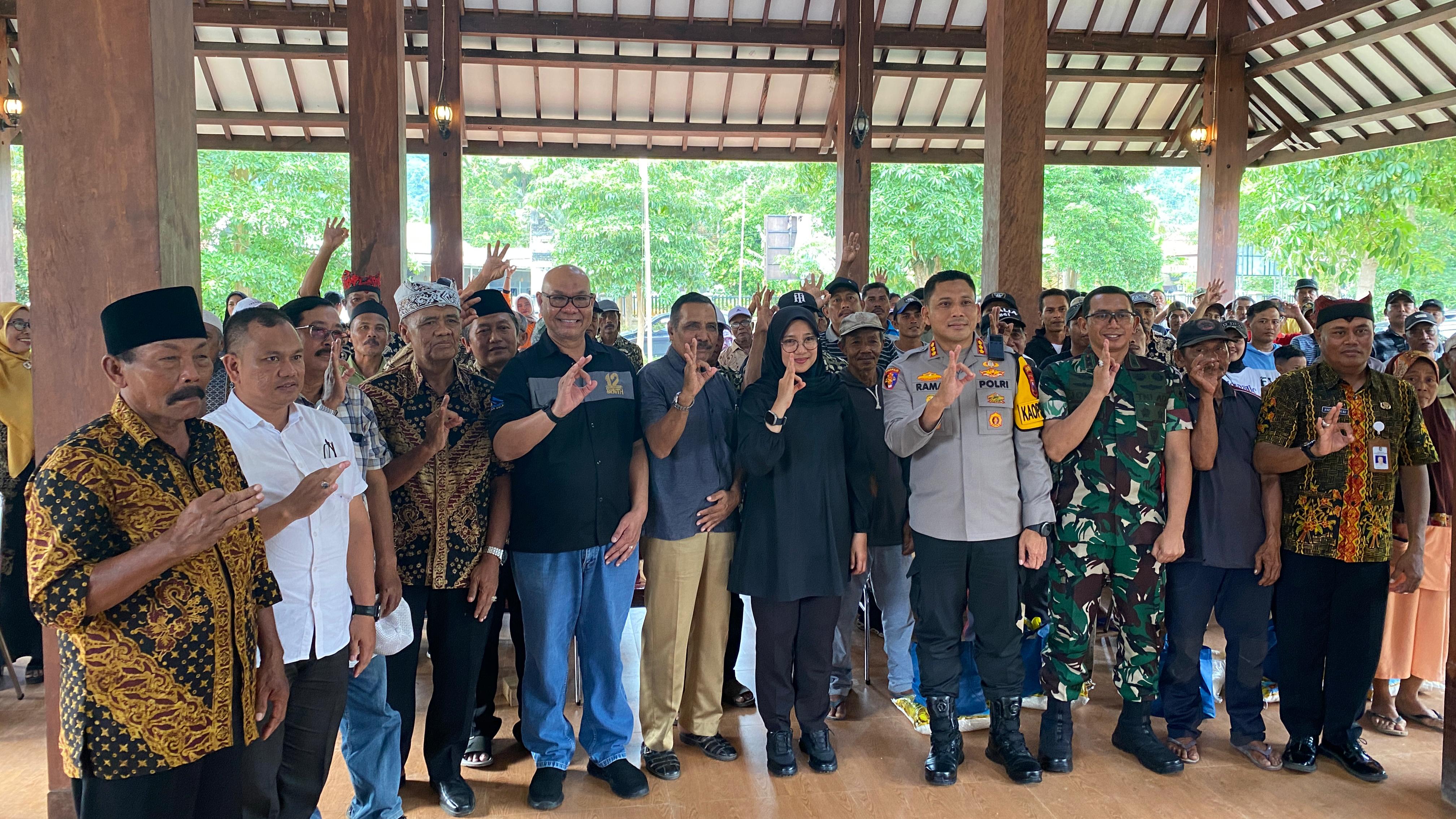 Pemkab Banyuwangi dan PT BSI Salurkan Ratusan Paket Sembako untuk Warga Terdampak Banjir Sukamade