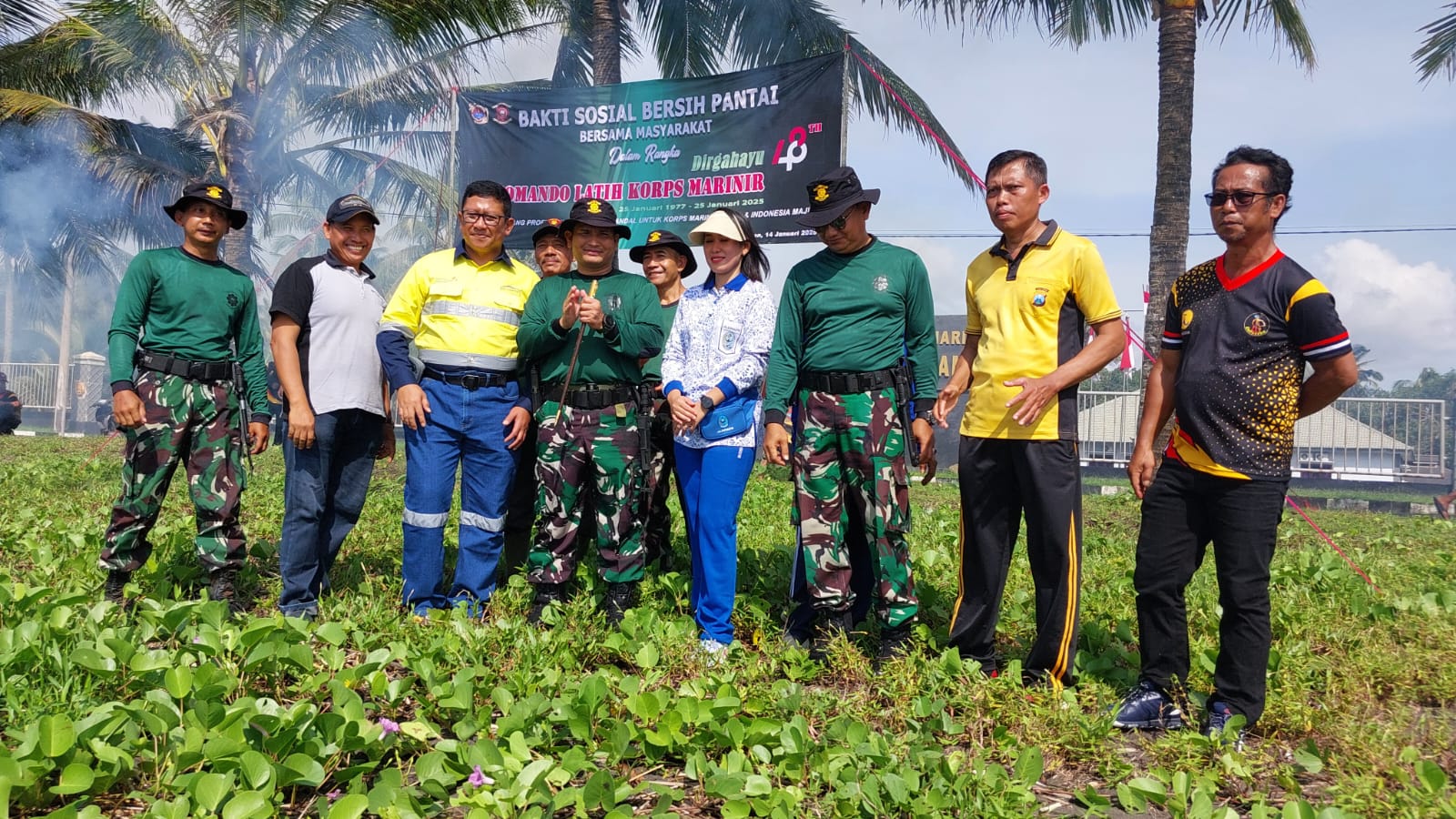 Kolaborasi PT BSI dan Puslatpurmar, Bersih Pantai Pesanggaran Jadi Momentum Peduli Lingkungan