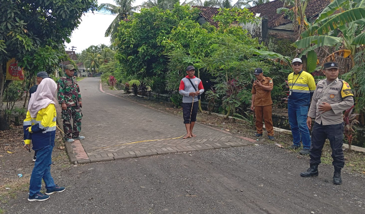 PT Bumi Suksesindo Perkuat Komitmen ke Warga, Pavingisasi Jalan di Ringinagung Dimulai 