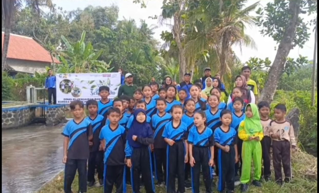 Bersama Korsda Bangorejo, SDN 3 Sambimulyo Tanam Pohon dan Jaga Saluran Air
